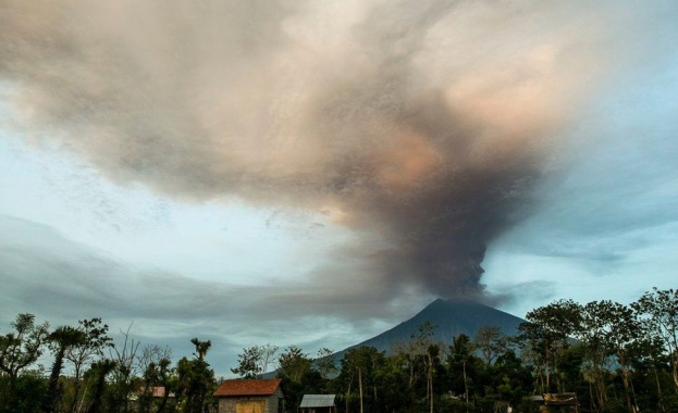 Вулканът Агунг отново бълва пепел