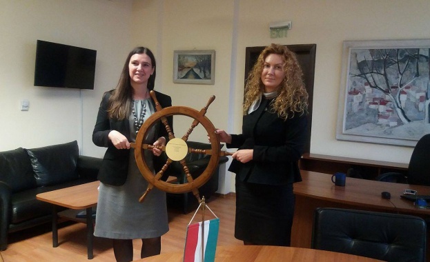 Зам.-министър Деница Николова получи официално руля символ на Председателството на Дунавската стратегия