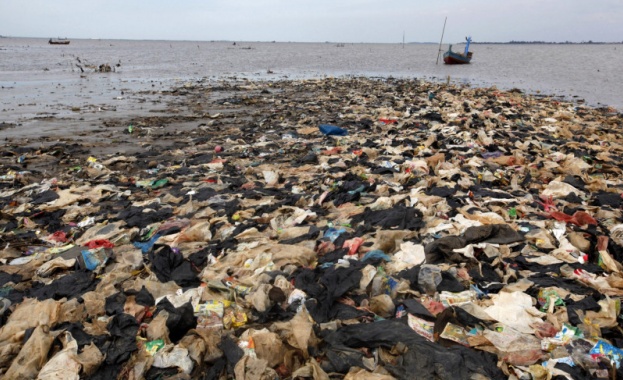 В Средиземно море скоро може да има толкова пластмаса, колкото и риба