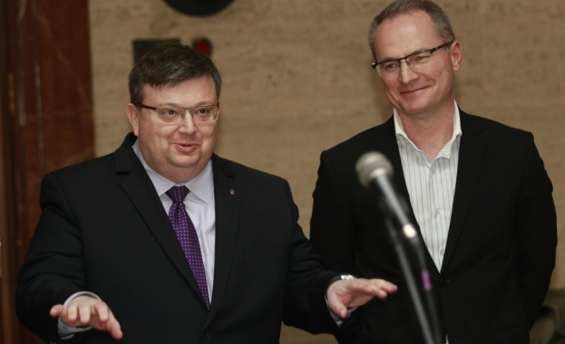 Панов и Цацаров искат среща с Борисов