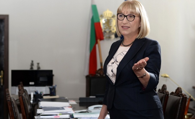Цецка Цачева: Парламентът бламира правителството за антикорупционния закон
