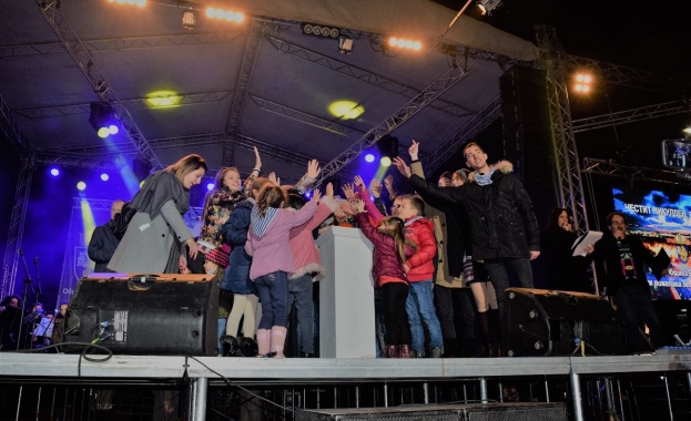 Десетки талантливи деца включиха празничното осветление в Бургас