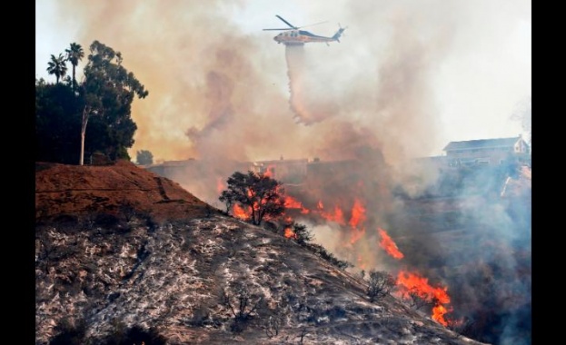 Пожарът в Калифорния продължава да расте, почти 200 хиляди души са евакуирани