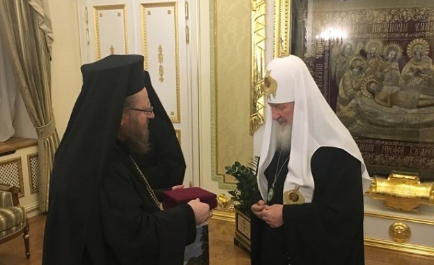 Русенският митрополит удостои с орден руския патриарх