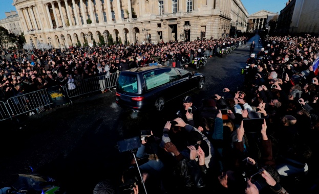Десетки хиляди хора в Париж изпратиха Джони Холидей в последния му път
