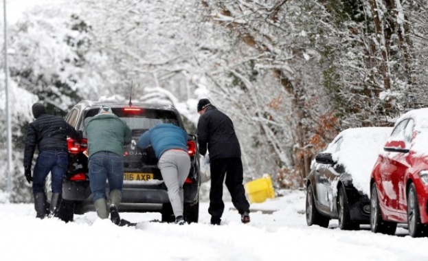 Стотици хиляди домакинства в Западна Европа останаха без ток заради снежни бури