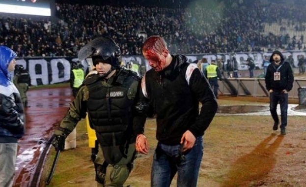Касапница с над 20 ранени на дербито на Сърбия между Партизан и Цървена звезда