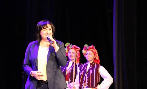 Корнелия Нинова: Насърчаваме и подпомагаме талантливите деца