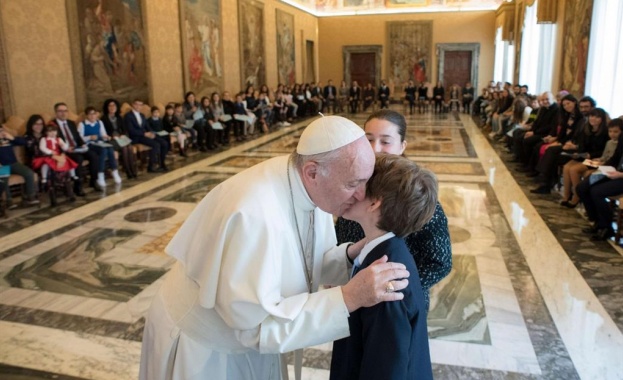 Папата покани болни деца във Ватикана за рождения си ден