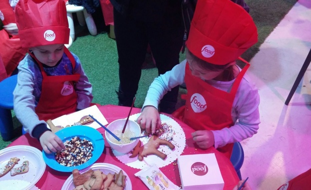 Малки сладкари приготвиха коледни сладки 