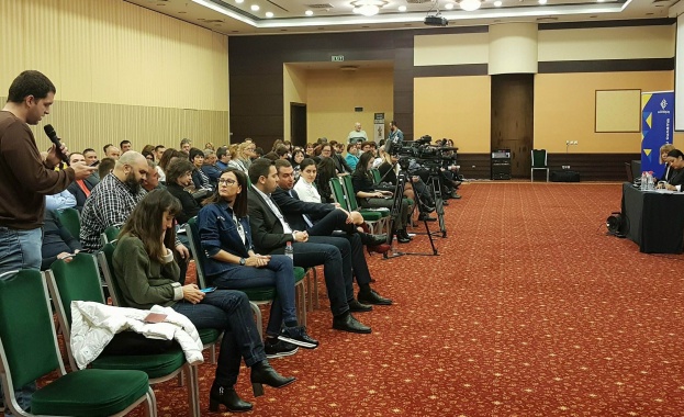 Екран върху фреското на Левиев в НДК възмути столичен общински съветник