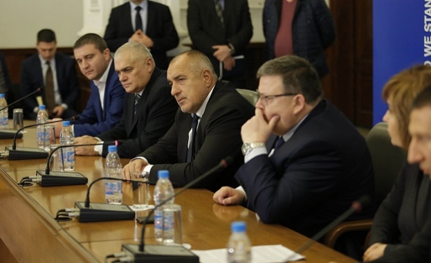 Премиерът: Когато стрелят по данъчен, стрелят по държавата