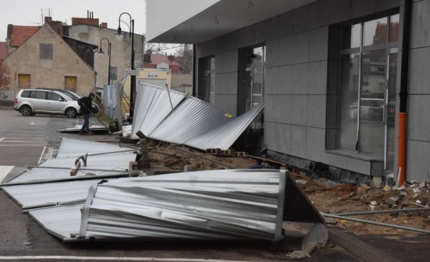Ураганни ветрове в Полша отнеха живота на дете и оставиха без ток 70 хиляди домакинства