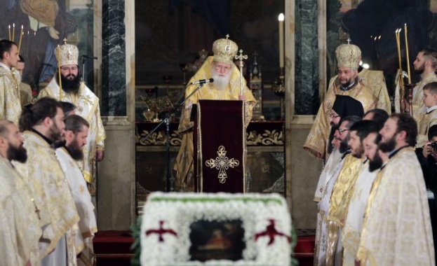 Патриарх Неофит: Христовото Рождение озарява всеки от нас и цялото творение