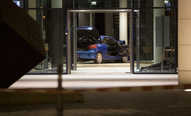 Кола се вряза в сградата на социалдемократите в Германия
