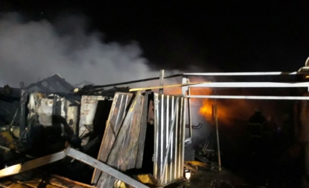 Пожар изпепели 8 къщи в Пловдив на Бъдни вечер