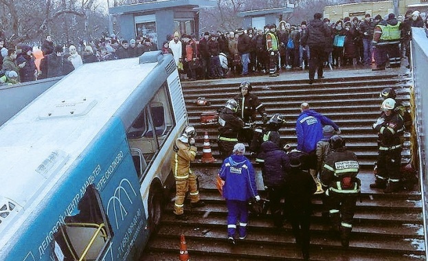 Ужас и в Москва! Автобус се вряза в метростанция, четирима загинаха