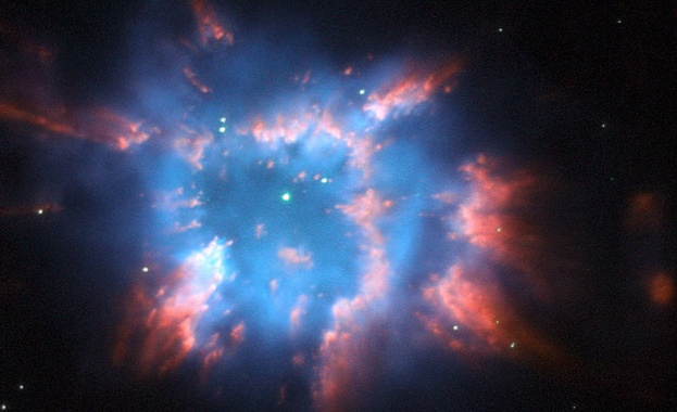 "Хъбъл" засече "празничен орнамент" в Космоса