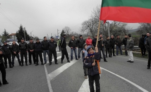 Жители на дупнишко село протестират срещу депо за отпадъци, ще блокират Е-79 