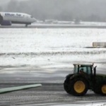 Снегът в Москва взе жертва, отменят полети от и до града