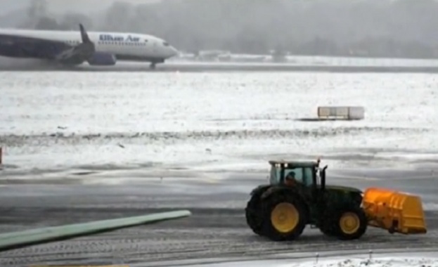 Снегът в Москва взе жертва, отменят полети от и до града