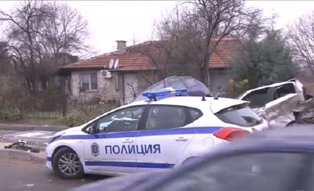 Автомобил помете две паркирани коли в Пловдив