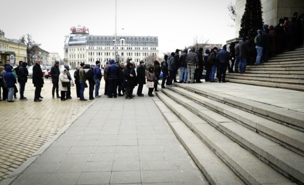 Втори ден опашка пред БНБ за юбилейни монети