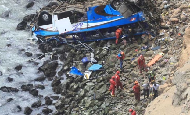 48 души загинаха при катастрофа с автобус в Перу
