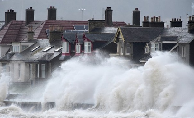 1 загинал и 15 ранени след мощната буря, връхлетяла Западна Европа