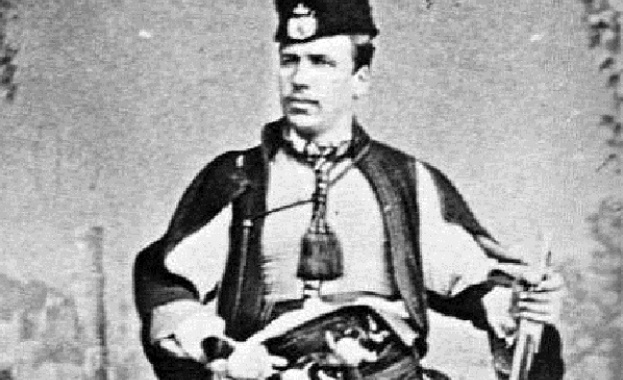 С панихида и поднасяне на венци и цветя на връх