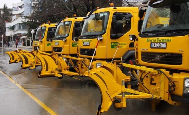 Близо 200 машини почистват София от снега