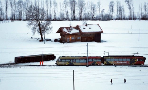 Влак дерайлира заради силен вятър в Швейцария
