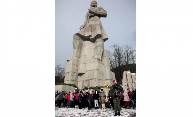 Сухопътни войски освещават бойни знамена и се включват в честванията от рождението на Ботев
