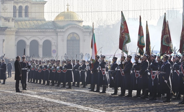 Осветиха бойните знамена