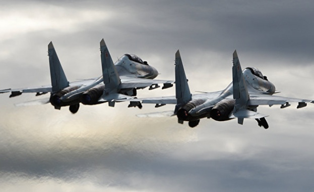 Руският изтребител Су 30 наблюдаваше действията на британски разузнавателен самолет който