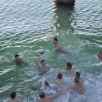 20-годишен извади кръста от морето край Бургас