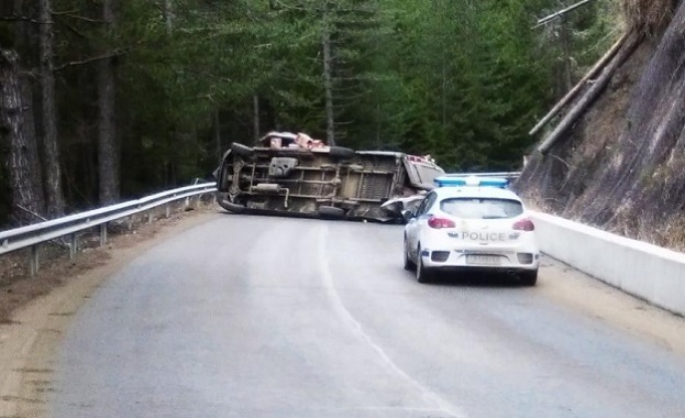 Обърнал се бус затвори за час прохода „Рожен"