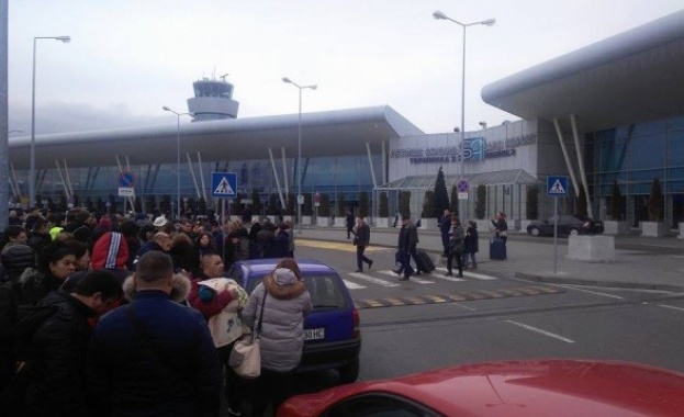 Евакуация и на двата терминала на софийското летище заради сигнал за бомба