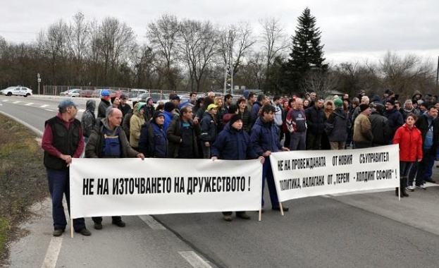 Работници на "Терем - Флотски арсенал" излязоха на протест срещу сливане