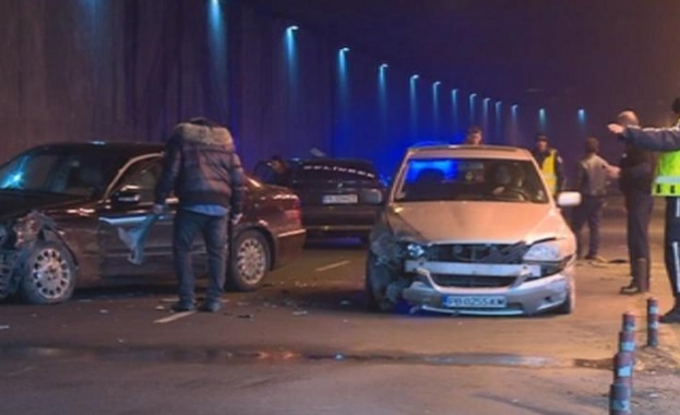Катастрофа с 5 автомобила предизвика хаос в Пловдив