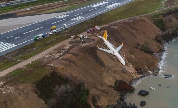 Турски самолет спря в калта на метри преди да падне в Черно море