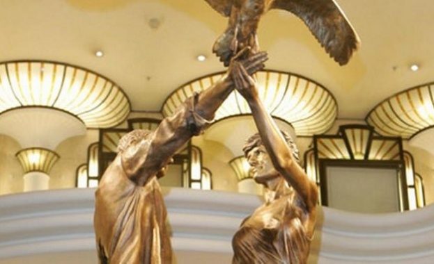 Хародс маха статуя на принцеса Даяна и Доди ал Файед