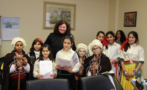 Зам.-министър Малина Крумова се срещна с ученици-сурвакарчета по случай ромския празник "Василица"