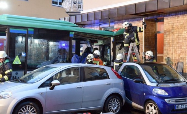 47 ранени при удар на училищен автобус в Германия