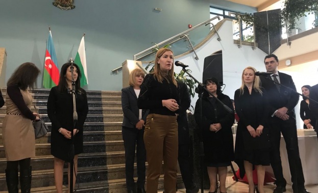 Ангелкова се надява на увеличение на туристите от Азербайджан с новата авиолиния