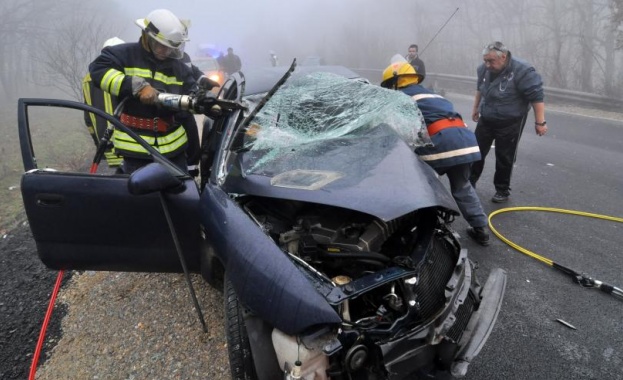 Жена загина, а две момичета са в болница при зверска катастрофа край Хасково