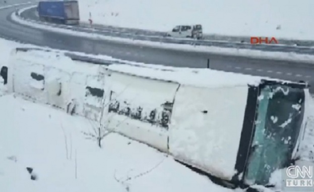 Шестима загинали и десетки ранени при катастрофа в Турция 