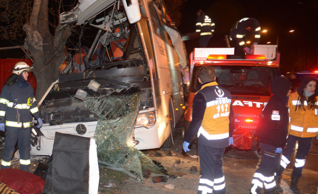 Трагедия в Турция. Автобус с ученици се заби в дърво - 11 загинаха