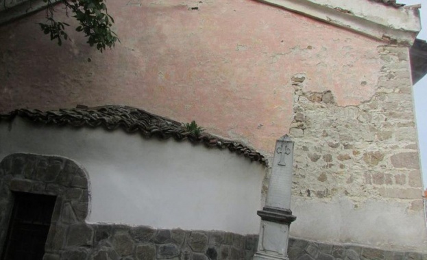 200-годишна църква тъне в разруха