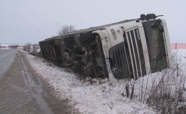 ТИР се обърна край Кнежа